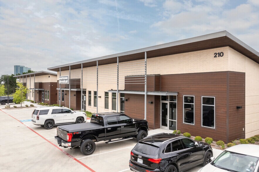 200-240 O’Connor Ridge Blvd, Irving, TX à vendre - Photo du bâtiment - Image 2 de 13