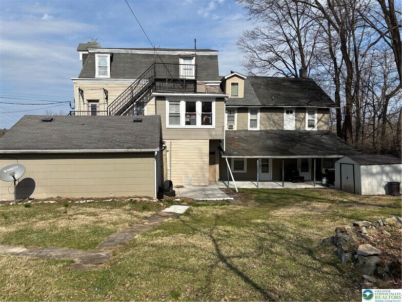 2102 S Lehigh Ave, Whitehall, PA à vendre - Photo du bâtiment - Image 3 de 40