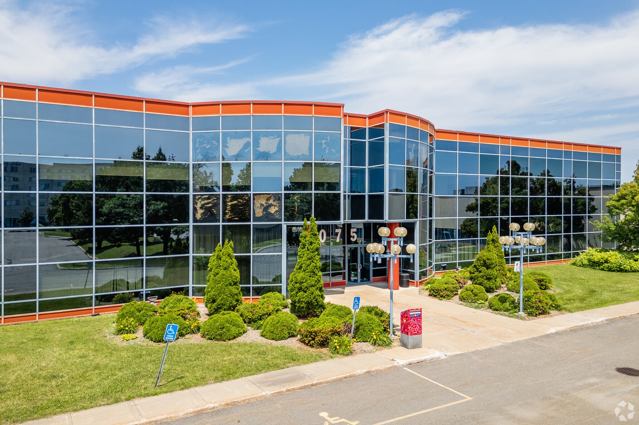 7075 Pl Robert-Joncas, Saint-Laurent, QC for lease Primary Photo- Image 1 of 6