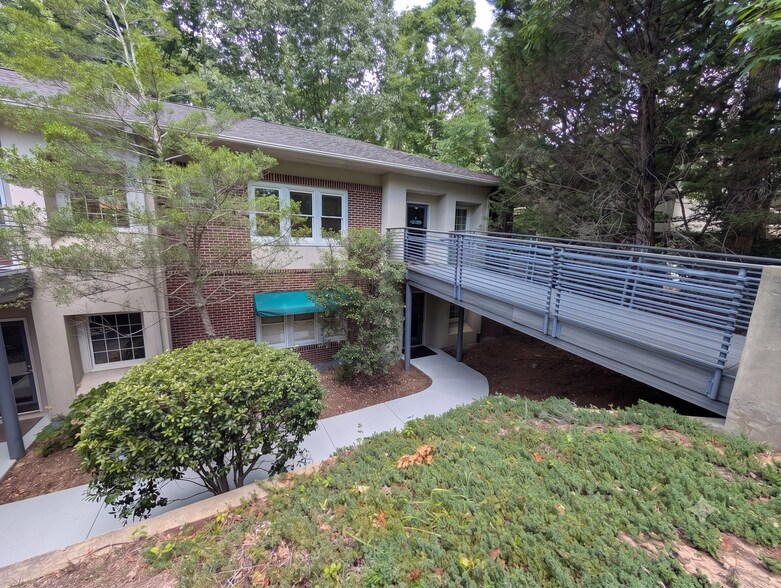 101 Cloister Ct, Chapel Hill, NC à louer - Photo du bâtiment - Image 2 de 17
