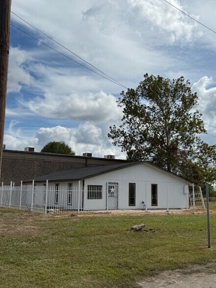 2531 S Bypass 35, Alvin, TX à louer - Photo du bâtiment - Image 2 de 5
