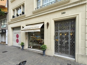 Retail in Barcelona, Barcelona for lease Interior Photo- Image 1 of 15