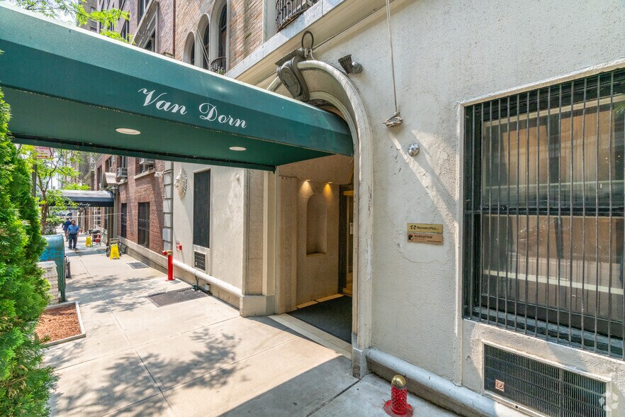 150 W 58th St, New York, NY à louer - Photo du bâtiment - Image 1 de 7