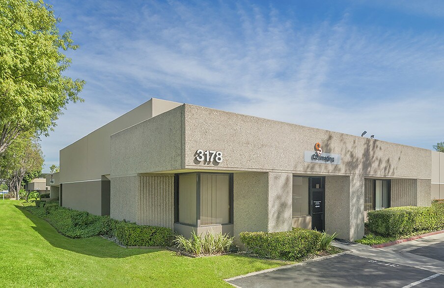 3176 Pullman St, Costa Mesa, CA à louer - Photo du bâtiment - Image 3 de 6