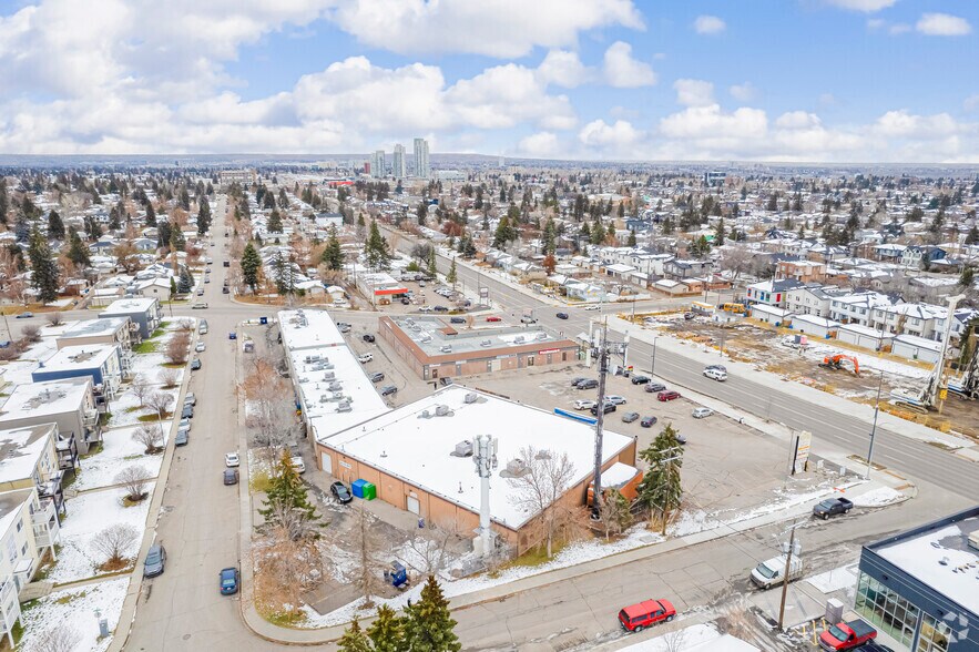 3803 26 Av SW, Calgary, AB à louer - Aérien - Image 3 de 5