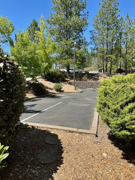 155 Spring Hill Dr, Grass Valley, CA for lease - Building Photo - Image 2 of 3