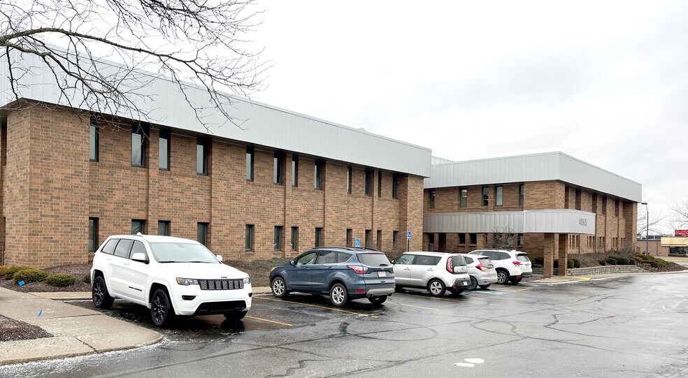 4565 Dressler Rd NW, Canton, OH à louer - Photo du bâtiment - Image 2 de 7