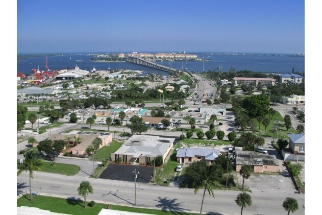 706 N 7th St, Fort Pierce, FL à vendre - Aérien - Image 3 de 14