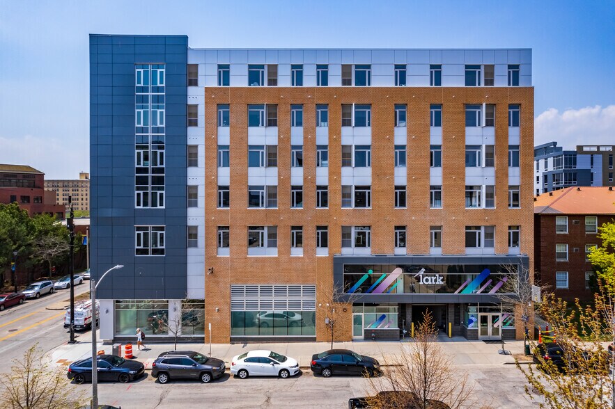 811 N 14th St, Milwaukee, WI à louer - Photo du bâtiment - Image 3 de 11