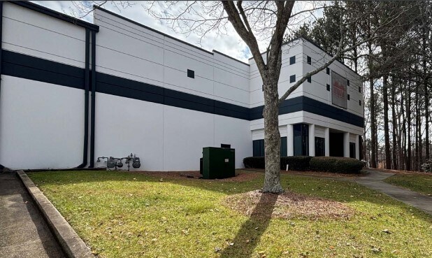 1600 Cross Pointe Way, Duluth, GA for lease Building Photo- Image 1 of 4