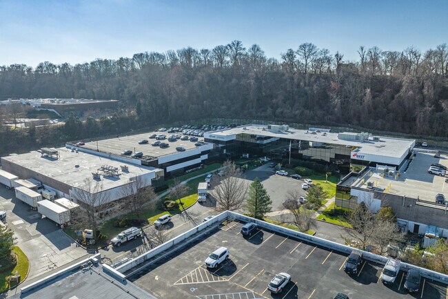 Plus de détails pour 99 Seaview Blvd, Port Washington, NY - Commerce de détail, Industriel à louer