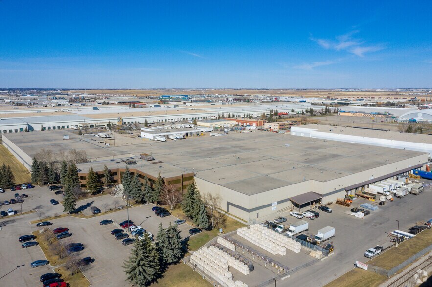 7100-7110 44 St SE, Calgary, AB à louer - Photo du bâtiment - Image 2 de 5