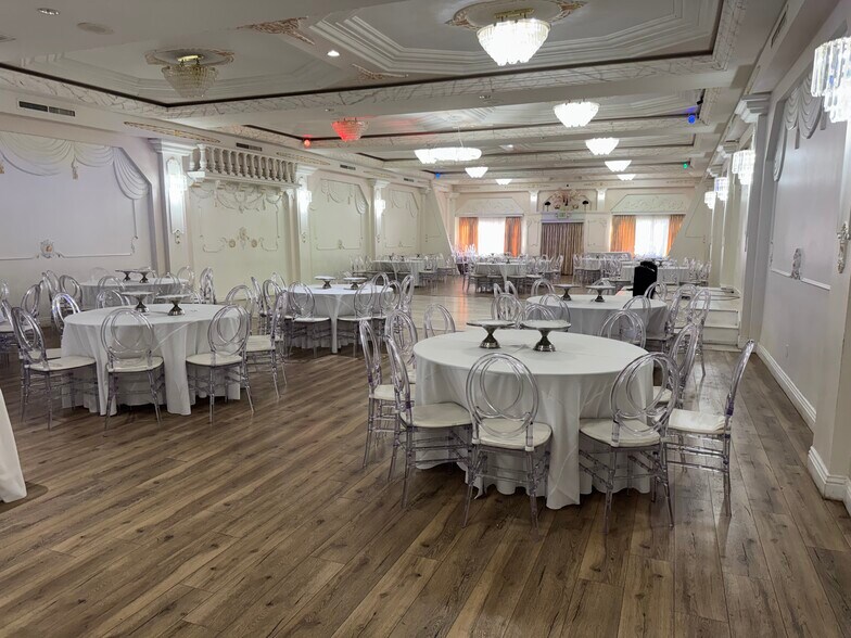 18407 Sherman Way, Reseda, CA à vendre - Photo du bâtiment - Image 2 de 29