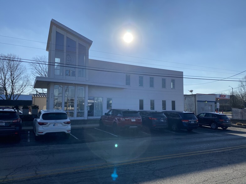 711 E 65th St, Indianapolis, IN à louer - Photo du bâtiment - Image 2 de 10