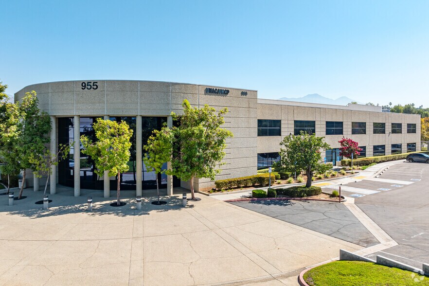 955 Overland Ct, San Dimas, CA à louer - Photo du bâtiment - Image 2 de 15