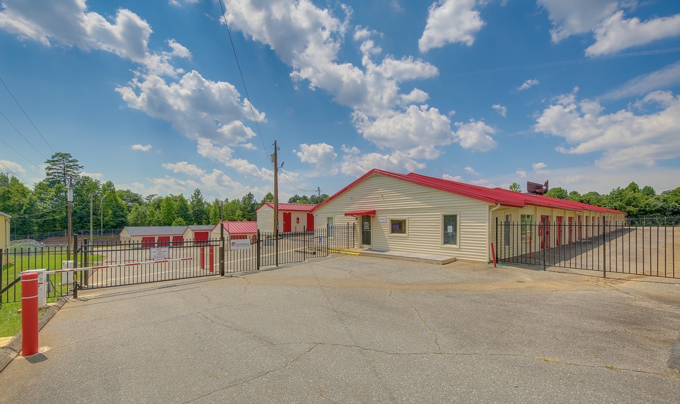 718 Robinson St, Lowell, NC for sale - Primary Photo - Image 1 of 8