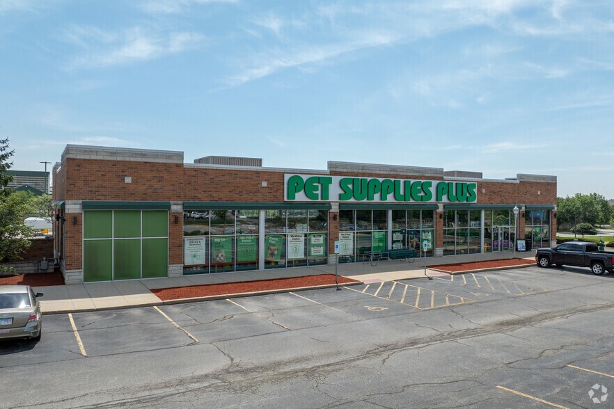 270 N Bolingbrook Dr, Bolingbrook, IL à vendre - Photo du bâtiment - Image 2 de 5