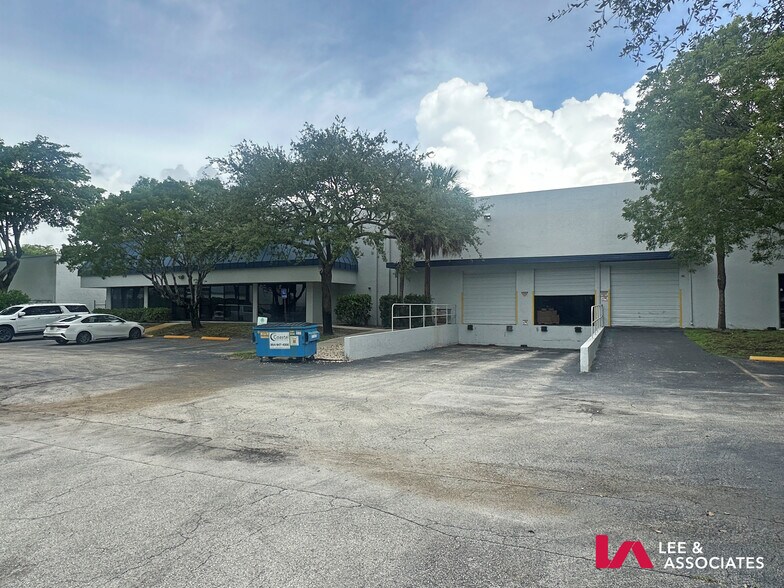 1721 Blount Rd, Pompano Beach, FL à louer - Photo du bâtiment - Image 2 de 9