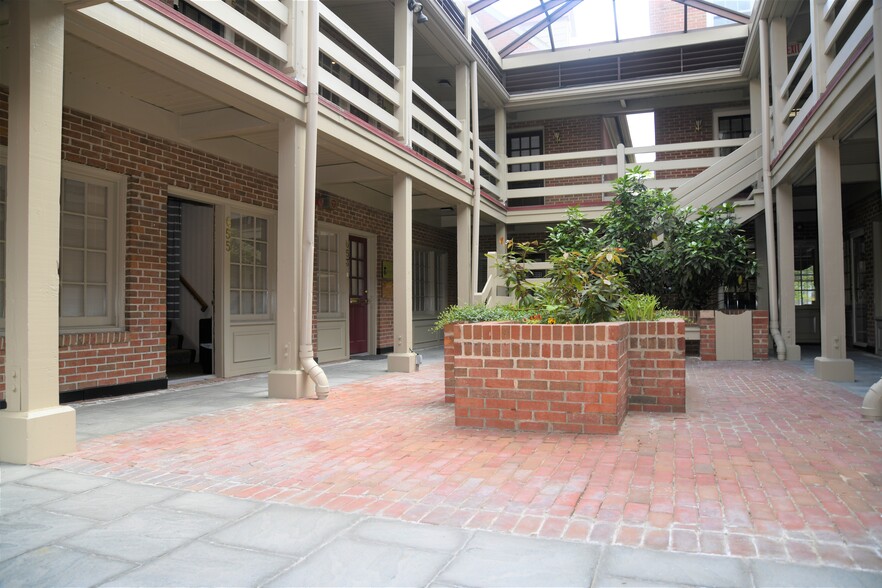 685 S Washington St, Alexandria, VA à louer - Photo du bâtiment - Image 3 de 10