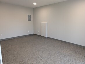 8312-8314 Fraser Av, Fort McMurray, AB à louer Photo du bâtiment- Image 2 de 11