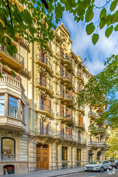 Retail in Barcelona, Barcelona for lease - Building Photo - Image 1 of 4