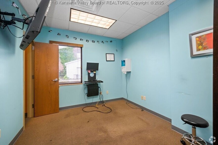 4803 Kentucky St, Charleston, WV for sale - Interior Photo - Image 3 of 13