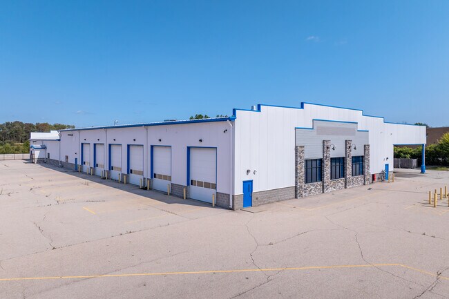 More details for 800 E Green Bay Ave, Saukville, WI - Retail for Lease