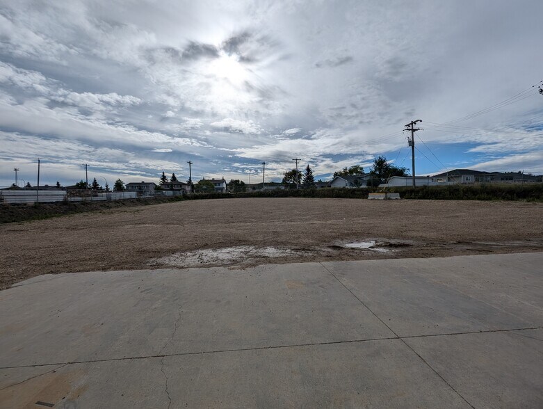 8101 102 Ave, Peace River, AB à louer - Photo du bâtiment - Image 3 de 20