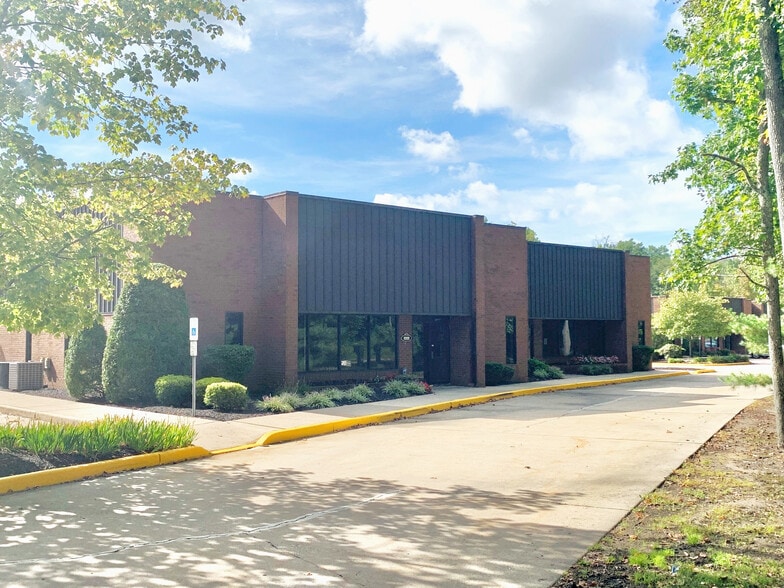 95 Connecticut Dr, Burlington, NJ for lease - Building Photo - Image 1 of 2