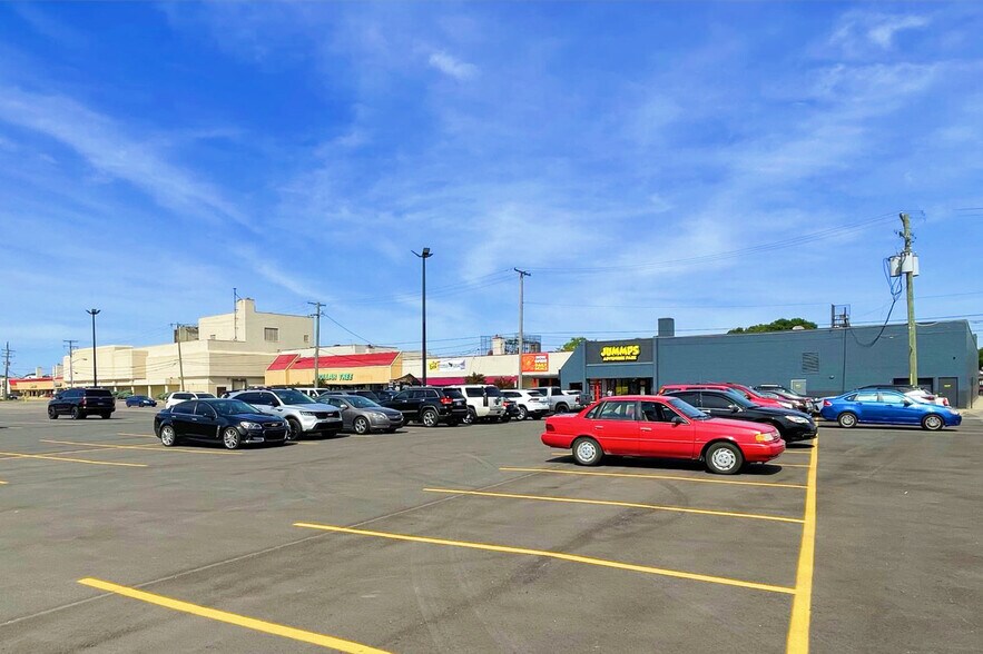 3574-3760 Fort St, Lincoln Park, MI à louer - Photo du bâtiment - Image 3 de 27