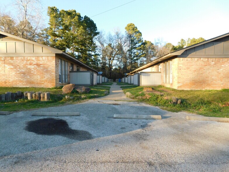 703 E Center St, White Oak, TX à vendre - Photo du bâtiment - Image 2 de 7