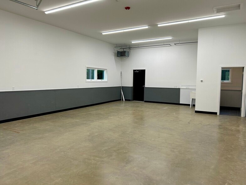 15 Oneil St, Easthampton, MA à louer - Photo du bâtiment - Image 3 de 14