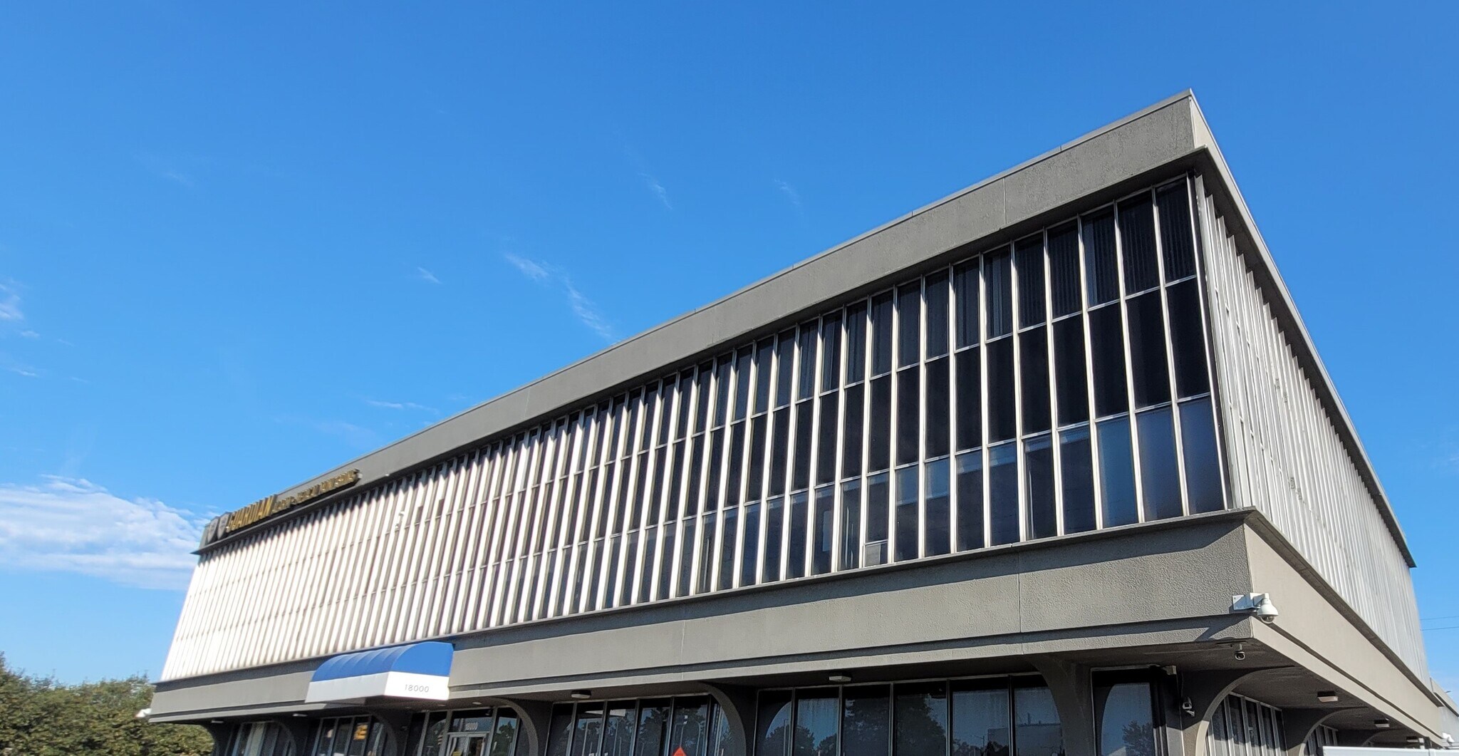 18000 W Eight Mile Rd, Southfield, MI à louer Photo du bâtiment- Image 1 de 10