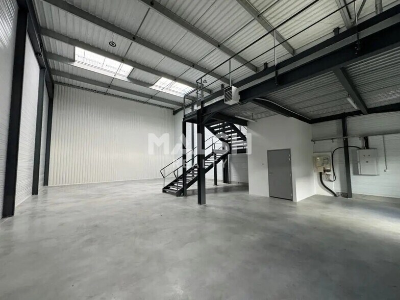 Flex in Saint-Étienne for lease - Building Photo - Image 2 of 3