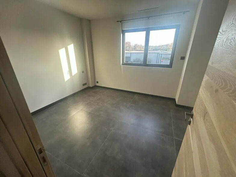 Flex in Saint-Rémy-de-Provence for lease - Interior Photo - Image 3 of 5