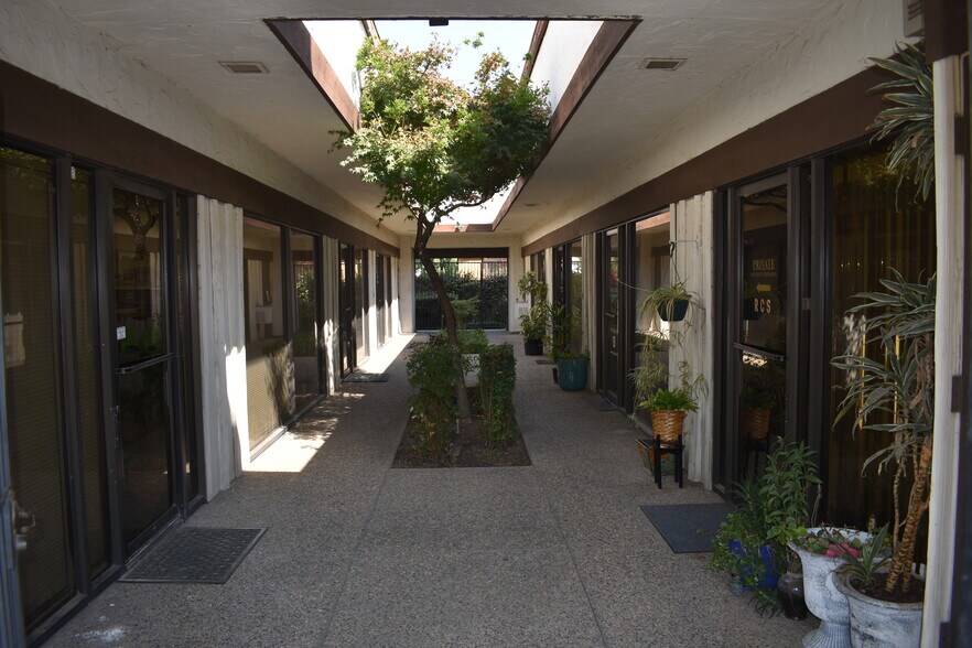 5150 N 6th St, Fresno, CA à vendre - Photo du bâtiment - Image 2 de 4