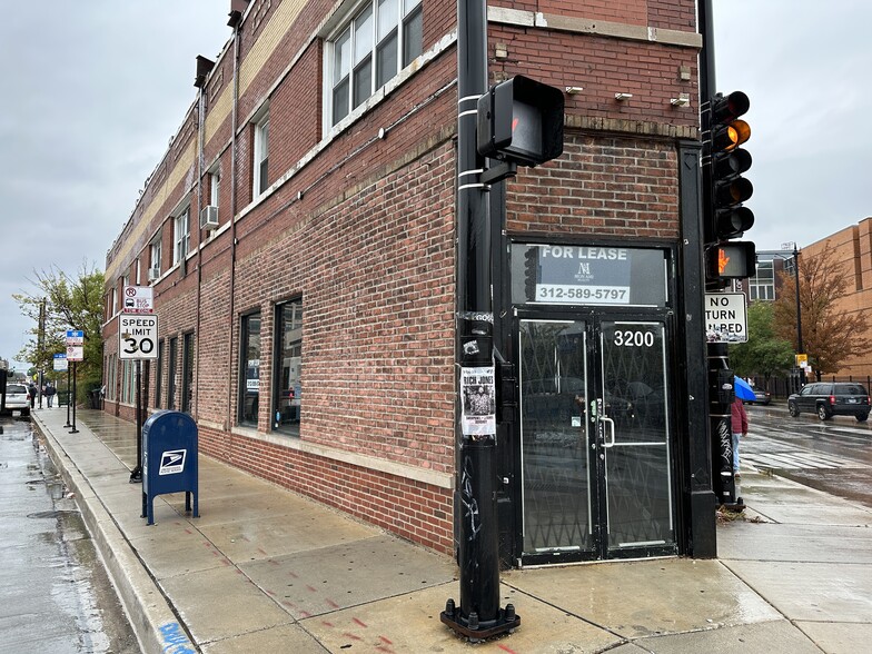 3200-3220 N Milwaukee Ave, Chicago, IL for lease - Building Photo - Image 3 of 15