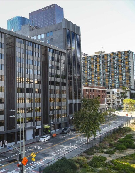 316 W 2nd St, Los Angeles, CA à louer - Photo du bâtiment - Image 3 de 27