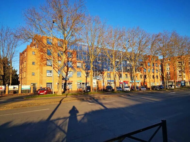 Office in Évry-Courcouronnes for sale - Building Photo - Image 1 of 2