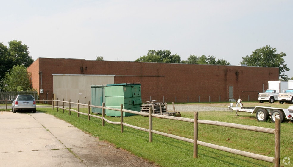 2105 Maple Ave, Burlington, NC for lease - Building Photo - Image 2 of 6