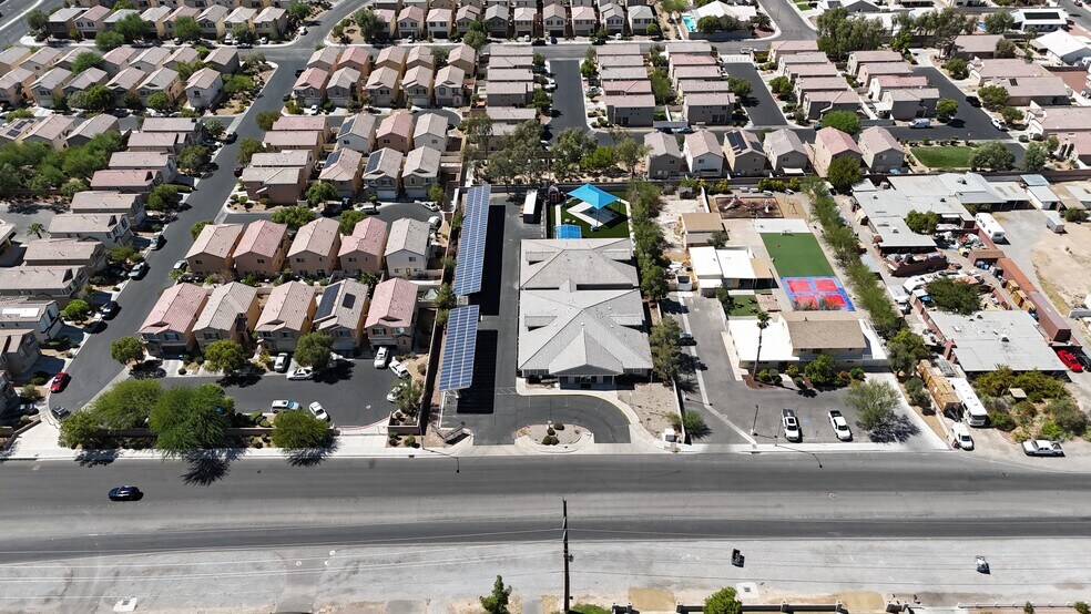 5695 N Rainbow Blvd, Las Vegas, NV à vendre - Photo du bâtiment - Image 2 de 11