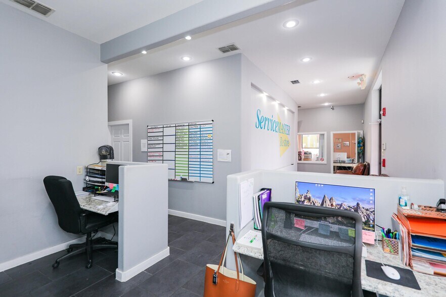 1601 Jacaman Rd, Laredo, TX à vendre - Photo du bâtiment - Image 2 de 4