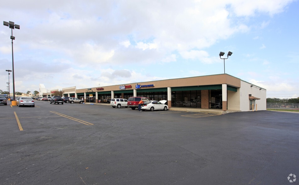 431-439 Uvalde Rd, Houston, TX for lease - Building Photo - Image 2 of 5