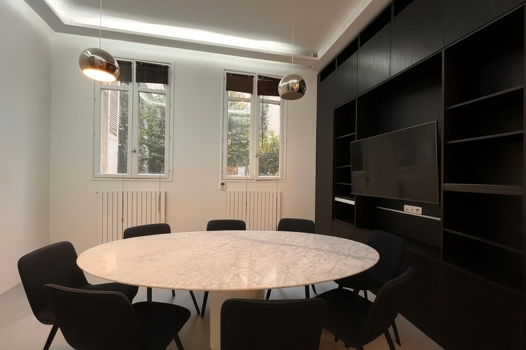 Office in Paris for lease Interior Photo- Image 1 of 4