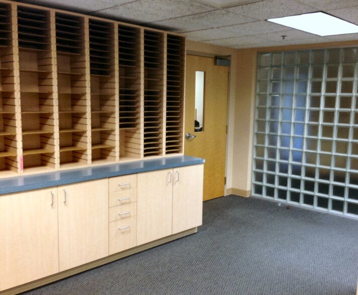 1900 E Douglas Ave, Wichita, KS à louer - Photo du bâtiment - Image 3 de 13