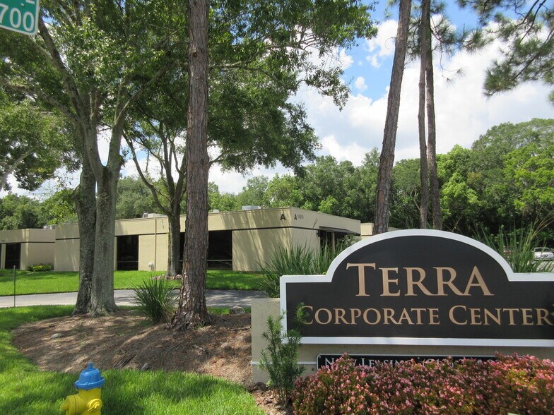 14902 Winding Creek Ct, Tampa, FL à louer - Photo du bâtiment - Image 2 de 18