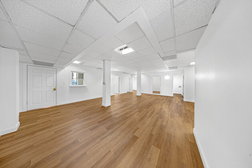 24-16 38th Ave, Long Island City, NY for lease - Interior Photo - Image 1 of 22