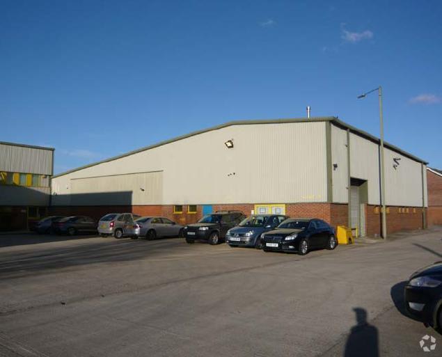 Mill Rd, Esher à louer - Photo du bâtiment - Image 2 de 12