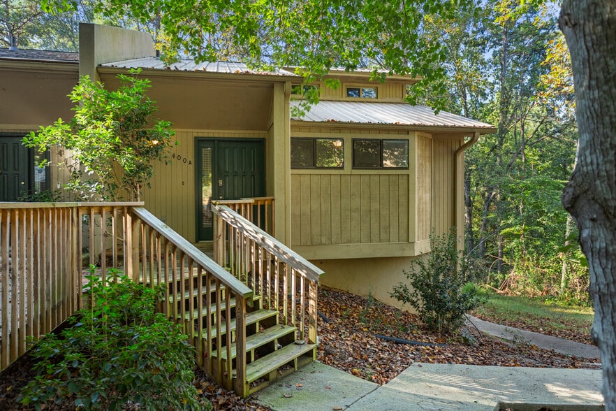 400 Foxfire Ct, Seneca, SC for sale - Primary Photo - Image 2 of 36