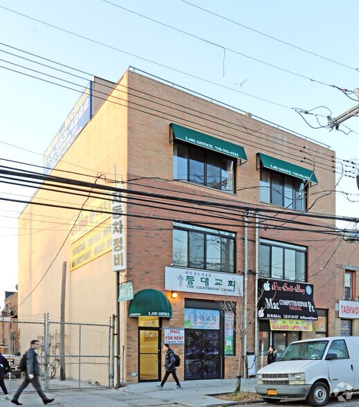 161-08 46th Ave, Flushing, NY à louer - Photo du bâtiment - Image 1 de 10